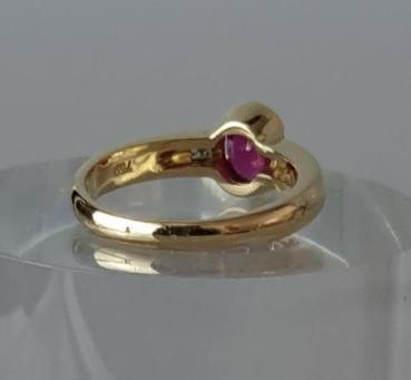 Preview: Hans Stern Ring mit Rubin und zwei Diamantan im Princess Cut, 750er Gelbgold, Größe: 53
