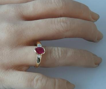 Hans Stern Ring mit Rubin und zwei Diamantan im Princess Cut, 750er Gelbgold, Größe: 53