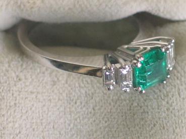 Eleganter Smaragdring mit Diamantbesatz aus 750er Weßsgold, Größe: 51, Gewicht: 3,8g