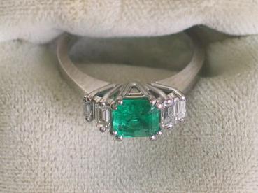 Eleganter Smaragdring mit Diamantbesatz aus 750er Weßsgold, Größe: 51, Gewicht: 3,8g