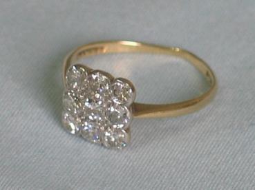 Art-Deco Ring um 1920 (England) 750er Gold mit 9 Diamanten 0.90 ct. in Platin gefasst Gewicht: 2,0g Zertifikat vom Carsch-Haus
