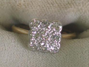 Art-Deco Ring um 1920 (England) 750er Gold mit 9 Diamanten 0.90 ct. in Platin gefasst Gewicht: 2,0g Zertifikat vom Carsch-Haus