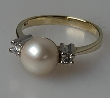Ring aus 585er Gelbgold mit zwei Diamanten 0.10 ct. und einer Perle, Größe 51, Gewicht: 3,4g