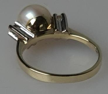 Ring aus 585er Gelbgold mit zwei Diamanten 0.10 ct. und einer Perle, Größe 51, Gewicht: 3,4g