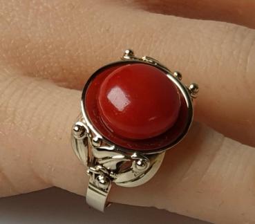 Antikschmuck: Ring aus 585er Gold mit dunkelroter Koralle, Größe 53, Gewicht: 6,9g