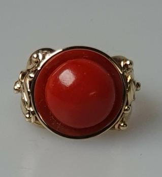Preview: Antikschmuck: Ring aus 585er Gold mit dunkelroter Koralle, Größe 53, Gewicht: 6,9g