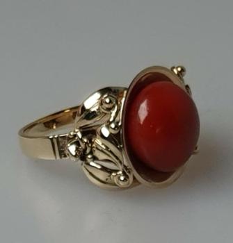 Preview: Antikschmuck: Ring aus 585er Gold mit dunkelroter Koralle, Größe 53, Gewicht: 6,9g