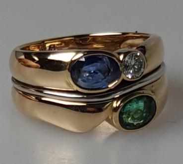 Ring aus 750er Gelb und Weißgold mit je einem Diamanten, Smaragd und Saphir, Größe 55, Gewicht: 14,7g