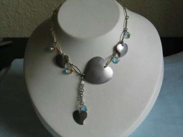 Hübsche Herz Halskette mit kleinen Schmucksteinen 42 cm