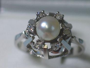 Ring aus 585er Weißgold mit sechs Diamanten 0.12 ct. und einer Zuchtperle, Größe 58, Gewicht: 4,7g
