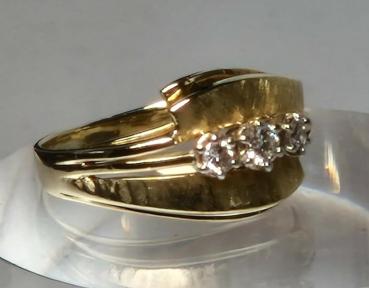 Vintage Diamantring aus 585er Gold mit 3 Diamanten 0.20 ct. im Brillantschliff, Größe 53, Gewicht: 4,7g
