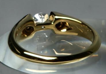 Eleganter Ring aus 585er Gelbgold mit Kristallsteinen, Größe 56, Gewicht: 3,5g