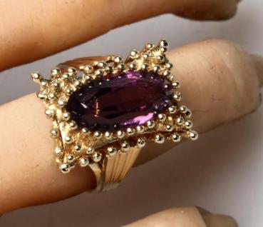 Vintage Prächtig verzierter Ring aus 585er Gold mit auberginefarbenem Schmuckstein, Größe 49, Gewicht: 9,6g