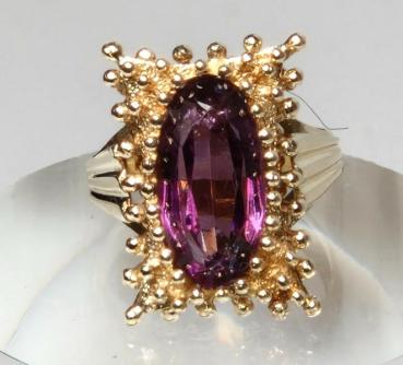 Preview: Vintage Prächtig verzierter Ring aus 585er Gold mit auberginefarbenem Schmuckstein, Größe 49, Gewicht: 9,6g