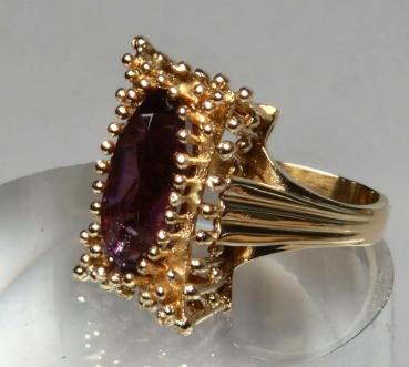 Preview: Vintage Prächtig verzierter Ring aus 585er Gold mit auberginefarbenem Schmuckstein, Größe 49, Gewicht: 9,6g
