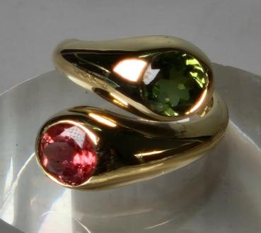 Eleganter Peridot/Rubellit Ring aus 750er Gelbgold, Größe 50, Gewicht: 11,2g