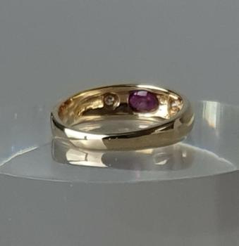 Preview: Ring aus 585er Gelbgold mit Rubincabochon und Diamanten, Größe 43, Gewicht: 2,0g