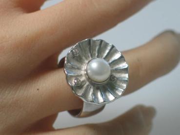 Ring mit Perle und drei Zirkonia aus 925er Sterlingsilber, Größe 53, Gewicht: 15,4g