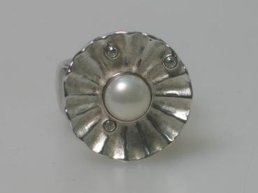 Preview: Ring mit Perle und drei Zirkonia aus 925er Sterlingsilber, Größe 53, Gewicht: 15,4g