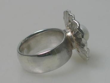 Preview: Ring mit Perle und drei Zirkonia aus 925er Sterlingsilber, Größe 53, Gewicht: 15,4g