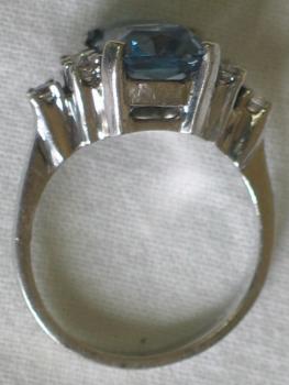 Ring aus 925er Sterlingsilber mit 7 Schmucksteinen, Größe 51 Gewicht: ca. 4,7 Gramm