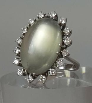 Preview: Mondstein 13.2 ct. Weißgoldring 585 Gold mit 16 Diamanten 0.32 ct. Größe 55, Gewicht: 9,0g