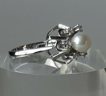 Ring aus 585er Weißgold mit sechs Diamanten 0.12 ct. und einer Zuchtperle, Größe 58, Gewicht: 4,7g