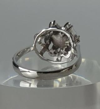 Ring aus 585er Weißgold mit sechs Diamanten 0.12 ct. und einer Zuchtperle, Größe 58, Gewicht: 4,7g