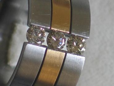 Moderner, breiter Ring aus Edelstahl mit Gelbgoldschiene 585 und 3 Diamanten, Gewicht: 15,6g