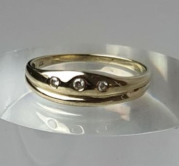 Preview: Ring aus 333er Gold mit 3 Schmucksteinen, Größe 57, Gewicht: 1,4g