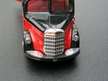 NZG Mercedes Benz O-3500 Reisebus, rot/schwarz, Nr. 218, 1:40