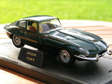 Preview: Majorette Jaguar E Type Coupe, british-racing-green, 1:24 in OVP