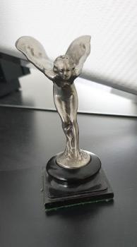 Rolls-Royce "Spirit of Ecstasy" Kühlerfigur auf Holzsockel (1911), Figurhöhe ca. 12,5 cm