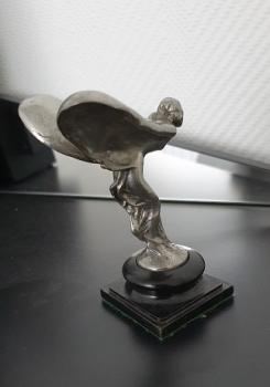 Rolls-Royce "Spirit of Ecstasy" Kühlerfigur auf Holzsockel (1911), Figurhöhe ca. 12,5 cm