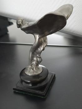 Rolls-Royce "Spirit of Ecstasy" Kühlerfigur auf Holzsockel (1911), Figurhöhe ca. 12,5 cm