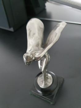 Rolls-Royce "Spirit of Ecstasy" Kühlerfigur auf Holzsockel (1911), Figurhöhe ca. 12,5 cm