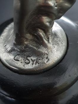 Rolls-Royce "Spirit of Ecstasy" Kühlerfigur auf Holzsockel (1911), Figurhöhe ca. 12,5 cm