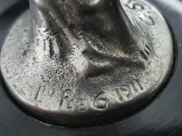 Rolls-Royce "Spirit of Ecstasy" Kühlerfigur auf Holzsockel (1911), Figurhöhe ca. 12,5 cm