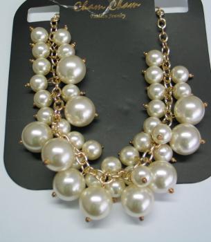Perlencollier mit sehr großen Kunstperlen, vergoldet, Länge: 45 cm