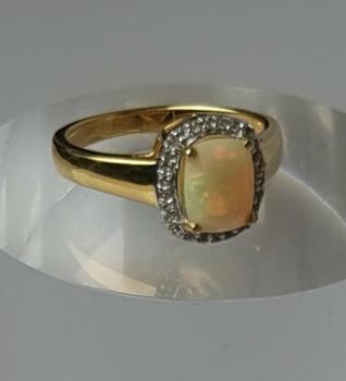 Feueropal Ring mit weißen Topas Halo aus 925er Sterlingsilber, vergoldet, Größe 53, Gewicht: 2,8g