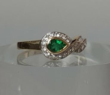 Smaragdring mit Diamantenbesatz aus 750er Gold, Größe: 55, Gewicht: 2,9g