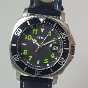 4You Unisex Armbanduhr mit gelochtem Rallyeband im Retrostil der 60er Jahre