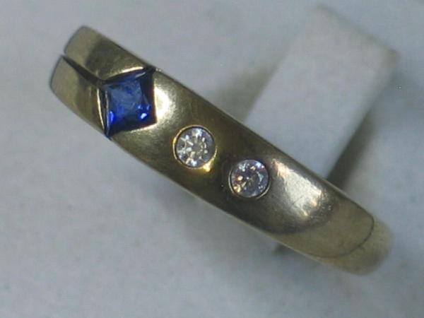 Ring aus 333er Gold mit Saphir Edelstein und zwei Zirkonia Edelsteinen, Größe: 56, Gewicht:2,9g