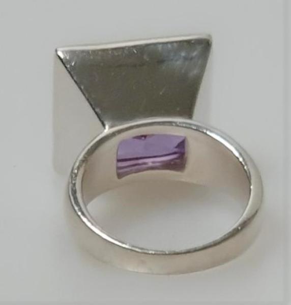 Ring aus 925er Silber mit amethystfarbenen Schmuckstein, Größe 53, Gewicht: 15,8g