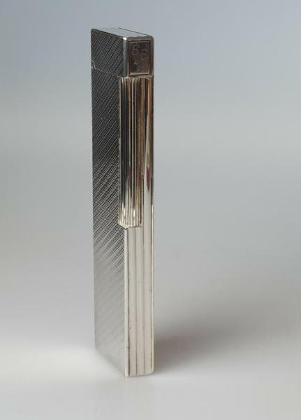 S.T. Dupont, grosses Tischfeuerzeug, versilbert (Höhe 12,4 cm)