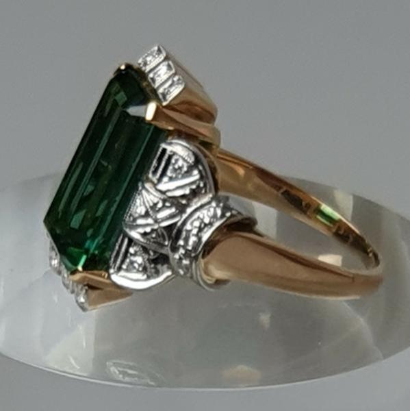 Ring aus 585er Gelbgold mit großem Smaragd Edelstein und 18 Diamanten, Größe 52, Gewicht: 9,4g