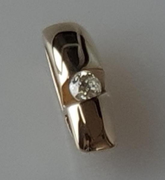 Moderner Kettenanhänger aus 585er Gold mit Diamant 0.08 ct. Gewicht: 1,4g