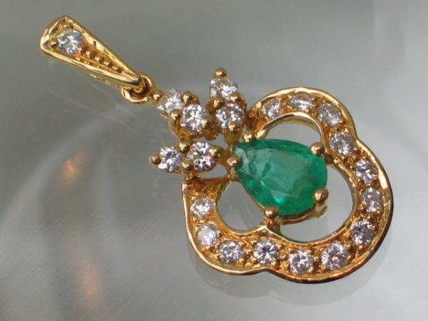Wunderschöner Smaragdanhänger 0.5 ct. mit 20 Diamanten 0.47 ct, 750 Gold, Gewicht: 3,0g