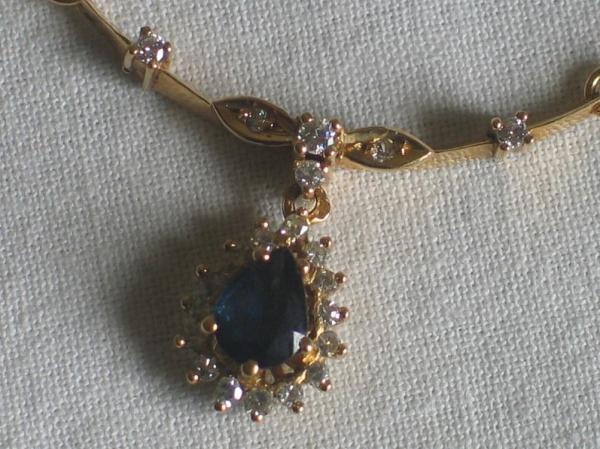 Neuwertig: Collier aus 900er Gold mit 21 Diamanten und Saphir in Tropfenform, Länge 41,6 cm, Gewicht: 7,8g