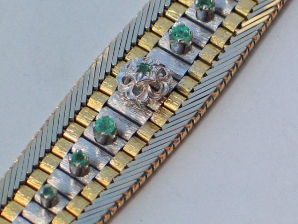 Neuwertiges Armband aus 750er Gelb und Weißgold mit Smaragden, Borkenglieder, Länge 19,0 cm, Gewicht: 35,2g